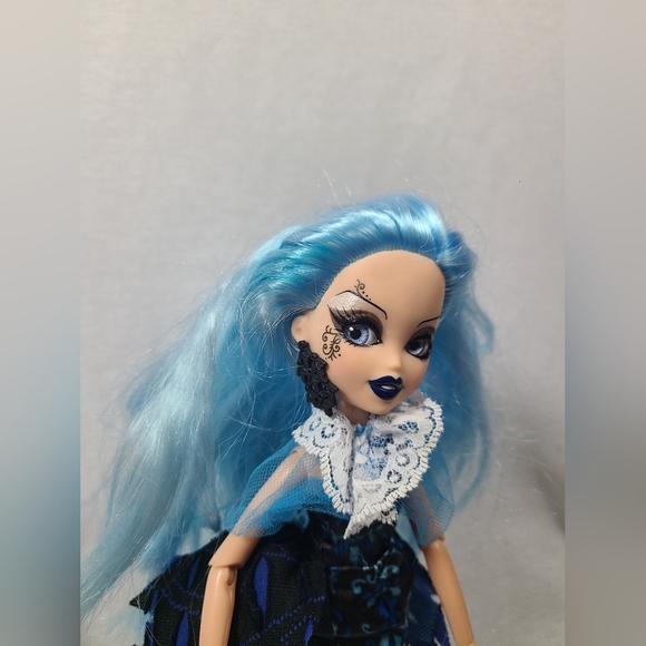 Bratzillaz Bratz House of Witchez Carolina Past Witchy Princess - Picture 3 of 6
